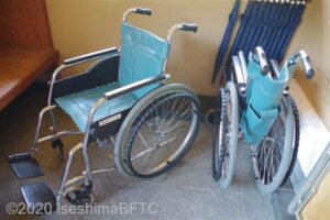 館内貸出用車いすのようす。玄関付近に置いてあり、自由に使える。
