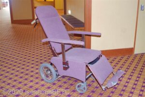 館内貸出用車いすには、背もたれの高いタイプの車いすもある。座面、背もたれ、手すりは薄紫色をしている。