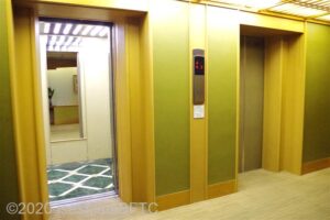 燦陽棟にあるエレベーターのようす。２基あり。