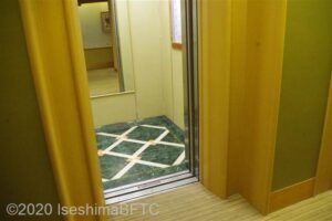 エレベーターの扉が開いたところ。後方確認用の鏡あり。