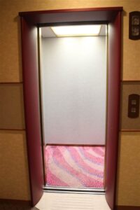 パブリック棟1～3階エレベーターのようす。1基のみ。