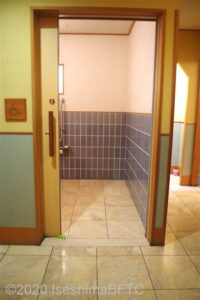 3階（フロント階）にある車いす対応トイレの入口のようす。