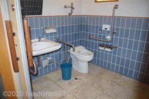 車いす対応トイレの個室内のようす。