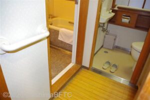 客室の風呂の入口のようす。洗面脱衣室側6センチ、浴室側9センチの段差あり。