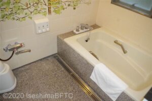 浴室のようす。一般的な客室の風呂に比べ広め。浴槽内にグリップあり。