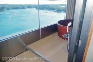 展望風呂のようす。英虞湾を望む絶好のロケーション。
陶器の浴槽へは段差16センチあり。