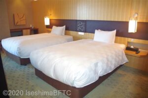 洋室のようす。ベッドが２台置かれている。