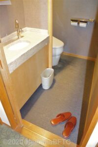 トイレの入口のようす。段差なし。手すりなし。
