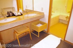 洗面脱衣室のようす。入口に段差なし。