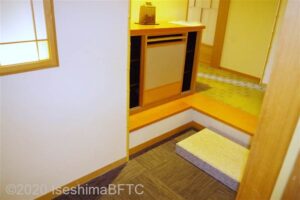 華陽棟最上階にある展望風呂付き特別室105号室の入口。段差なし。上がりかまちに踏み石があるので、車いすを上げるのはやや困難。