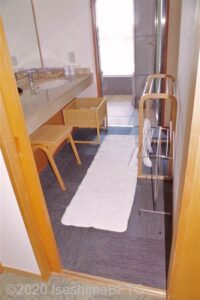 洗面脱衣室。奥に浴室（内風呂）がある。