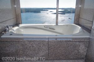 客室の内風呂のようす。この部屋のみ内風呂からも海が見える。