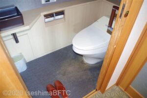 トイレのようす。ドア下に段差なし。手すりなし。