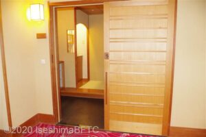 華陽棟、和室の入口のようす。上がり框に１８㎝の段差あり。