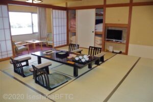 室内よのうす。12.5畳の和室に広縁がある。広縁への段差は１8センチ。
