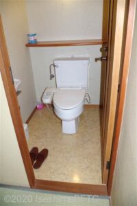 客室のトイレのようす。段差あり。トイレ側に５㎝下がる。