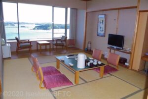 １０畳の和室のようす。広縁あり。広縁への段差なし。