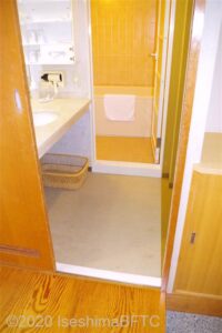 洗面脱衣室の入口のようす。段差なし。