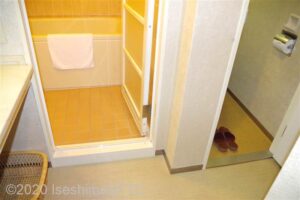 浴室の入口のようす。洗面脱衣室側10センチ、浴室側9センチの段差あり。