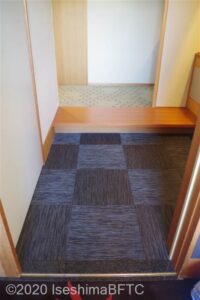 華陽棟最上階にある展望風呂付き特別室102号室の入口。段差なし。上がり框に段差があるが、スロープを設置するとができる。