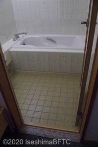 浴室のようす。一般的な客室にくらべ広くて豪華なつくり。