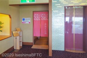 女性用大浴場「夕なぎの湯」へのバリアフリー経路のようす。２階の湯上りどころから階段があるため車いす使用者や階段の上がり下りが困難な方のために、3階エレベーターホール横からスロープでも入れるようになっている。