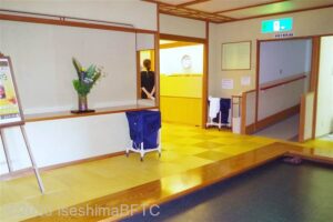女性用大浴場脱衣所への入口。上がり框に１３センチの段差あり。