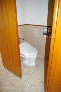 女性用大浴場脱衣所のトイレのようす。入口に段差なし。