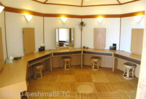 女性用大浴場脱衣所のパウダールーム。