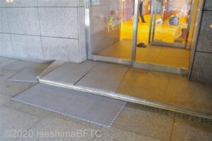 浴側から見た段差のようす。