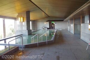 女性用大浴場の浴室のようす。かなり広く、大きな浴槽が付いている。