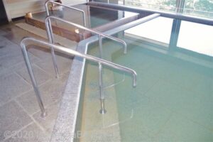 女性用大浴場の浴室には浴槽手すり・中段あり。