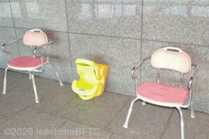 浴室内には、背もたれ・ひじ掛け付きシャワーチェア2台と、子ども用いす1台が置いてある。