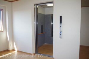 1階　女性用庭園露天風呂への通路。一部段差があるので、エレベーターが設置してある。写真はエレベーターのようす。
