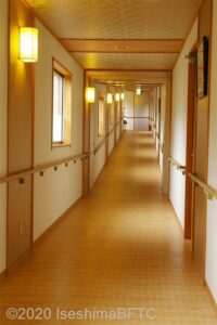 エレベーターを下りてからの女性用庭園露天風呂への廊下。距離が50メートルほどある。廊下は露天風呂に向かって下りスロープになっている。