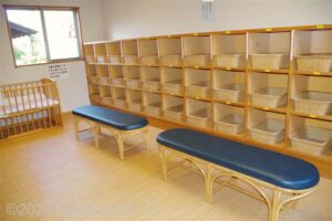 庭園露天風呂の脱衣所のようす。ベンチが置かれている。