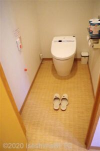 庭園露天風呂の脱衣所にあるトイレのようす。入口に段差なし。