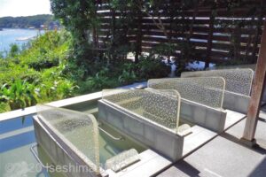 庭園露天風呂にある寝湯のようす、屋根がついていて、
間仕切りの透明なアクリル板などには真珠が埋め込まれている。