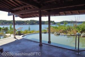 庭園露天風呂にある岩風呂のようす。英虞湾が一望できるすばらしいロケーションだ。