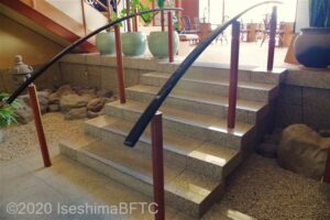 ６段の階段を下からみたようす。階段の両側に手すりあり。