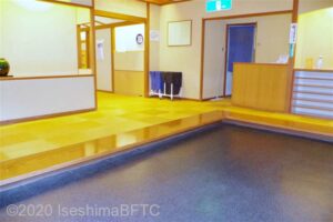 脱衣所への入口。上がり框に15センチの段差あり。