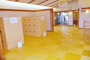 脱衣場のようす。ベンチなどは置いていない。