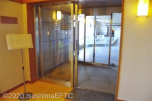 浴室への入口。タッチ式の自動ドアになっている。
