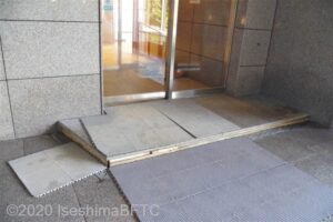 浴側から見た段差のようす。