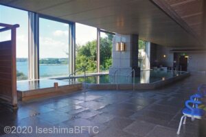 浴室のようすと窓からの眺め。