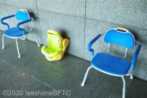 浴室内には、背もたれ・ひじ掛け付きシャワーチェア2台と、子ども用いす1台が置いてある。