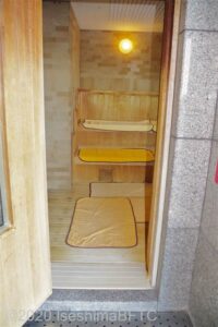 サウナ入口幅のようす。段差8センチあり。