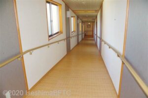 1階　男性用庭園露天風呂への通路。下りスロープになっている。
