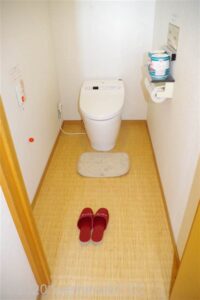 庭園露天風呂脱衣所内トイレのようす。入口に段差なし。