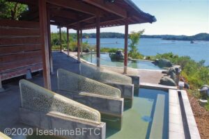 庭園露天風呂にある寝湯のようす、屋根がついていて、
間仕切りの透明なアクリル板などには真珠が埋め込まれている。